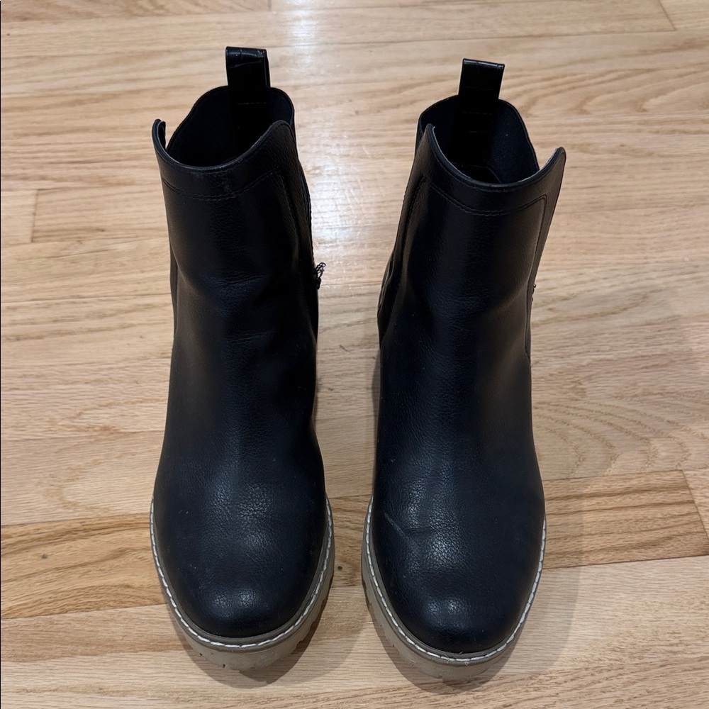 Dolce Vita Rielle Lug Sole Chelsea Boots